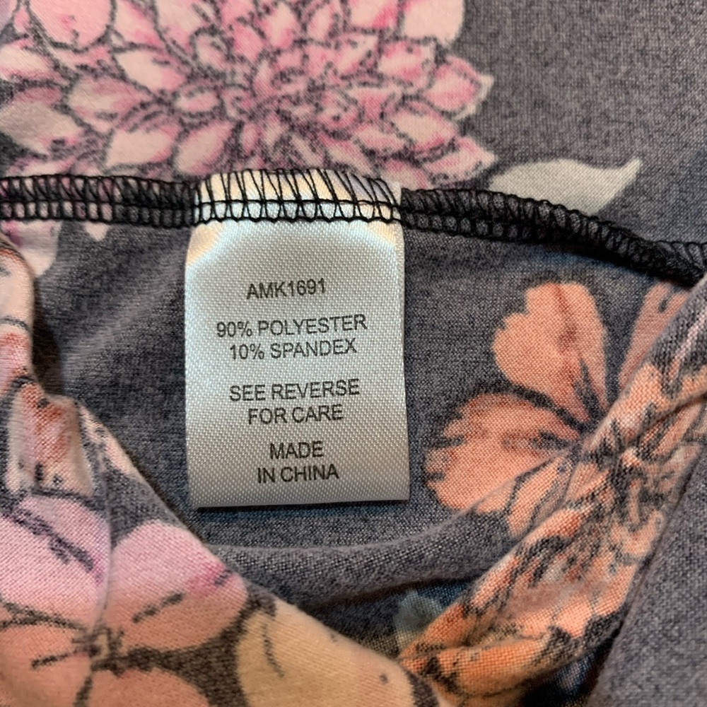 Floral off the shoulder shirt size small - Picture 7 of 7